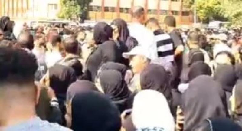 انهيار زوجة إسماعيل الليثي أثناء وداع جثمانه