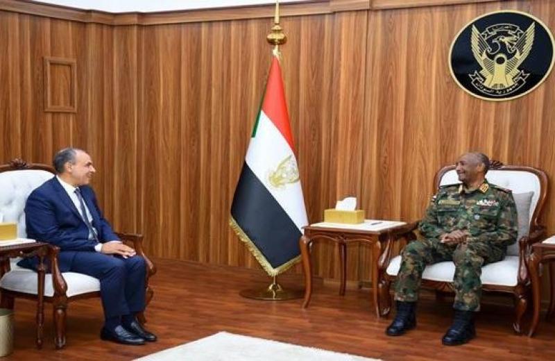 وزير الخارجية يلتقي رئيس مجلس السيادة السوداني الانتقالي ويؤكد دعم مصر الكامل للسودان