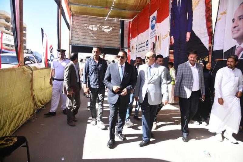 محافظ مطروح يتفقد اللجان الانتخابية بمدن العلمين والضبعة