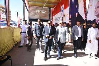 محافظ مطروح يتفقد اللجان الانتخابية بمدن العلمين والضبعة