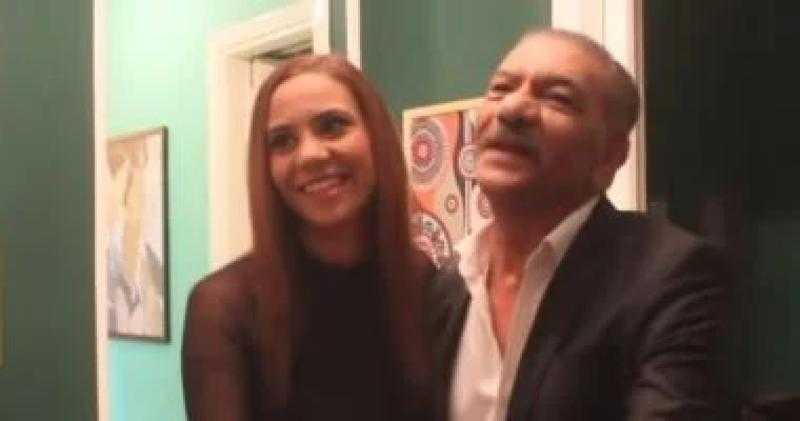 ابنة سيد رجب تزوره في موقع تصوير مسلسل ”لينك” وتحتفل بنجاحه
