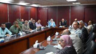 رئيس مياه الشرب بالجيزة يلتقي قيادات الشركة والعاملين لمتابعة سير العمل