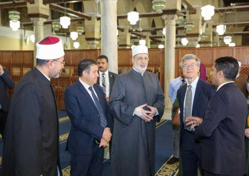 جمال الفن الإسلامي وقيم الوسطية.. البروفيسور جيفري ساكس يزور الجامع الأزهر