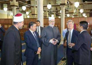 جمال الفن الإسلامي وقيم الوسطية.. البروفيسور جيفري ساكس يزور الجامع الأزهر