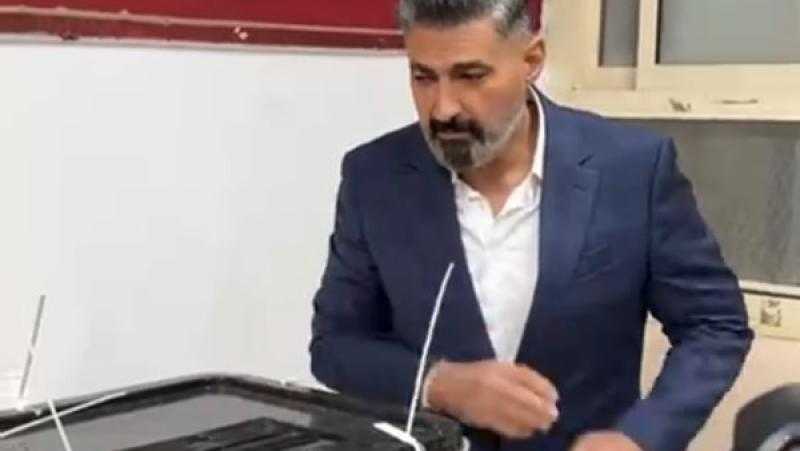 بعد تصريحات الجزائر..ياسر جلال يدلي بصوته في الانتخابات البرلمانية