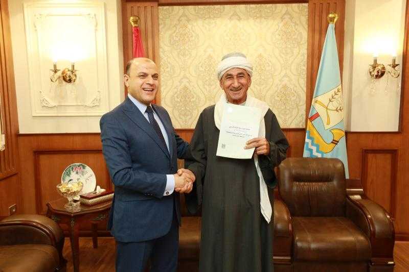 محافظ كفر الشيخ يُسلم 8 عقود للمستفيدين من تقنين أملاك الدولة