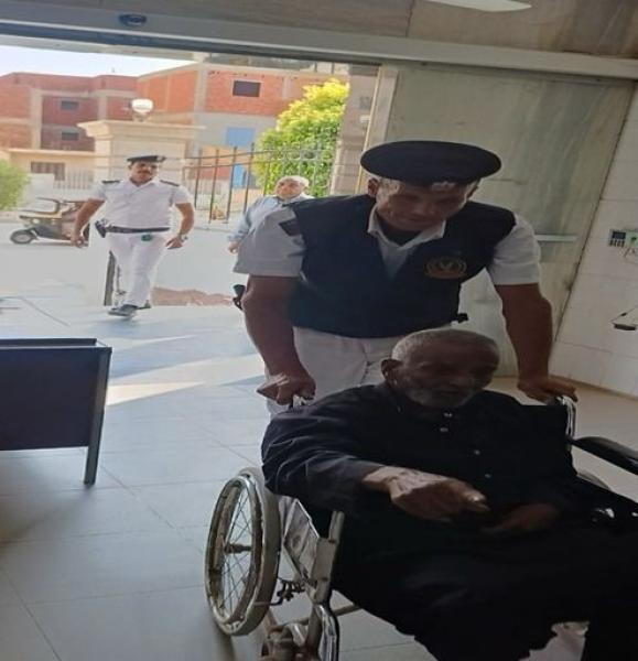 الشرطة تنقذ مسنا غير قادر على الحركة بمدينة بدر