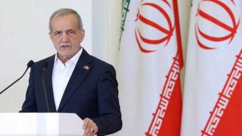 أمر عاجل من الرئيس الإيراني بشأن واقعة إشعال رجل للنار في نفسه