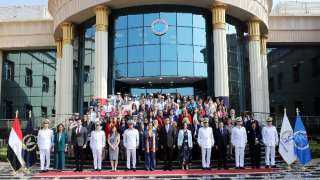 المستشارة أمل عمار تشهد ندوة تمكين المرأة في المناصب القيادية