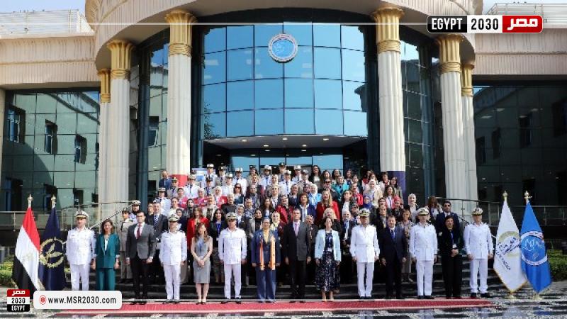 المستشارة أمل عمار تشهد ندوة " تمكين المرأة في المناصب القيادية "