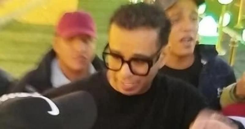 بيعيط ومنهار..محمود الليثي أول الحاضرين لعزاء شقيقه إسماعيل الليثي