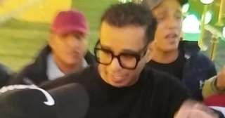 بيعيط ومنهار..محمود الليثي أول الحاضرين لعزاء شقيقه إسماعيل الليثي