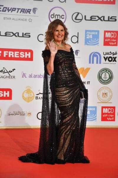 ناقد موضة يعلق على إطلالة يسرا بمهرجان القاهرة السينمائي