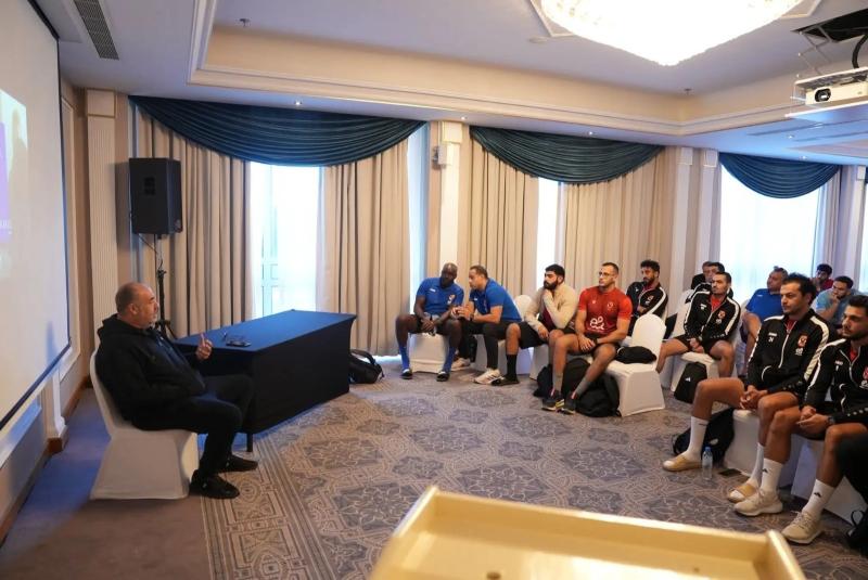 «الغزاوي» يجتمع مع رجال يد الأهلي قبل نهائي السوبر المصري بالإمارات