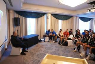 «الغزاوي» يجتمع مع رجال يد الأهلي قبل نهائي السوبر المصري بالإمارات