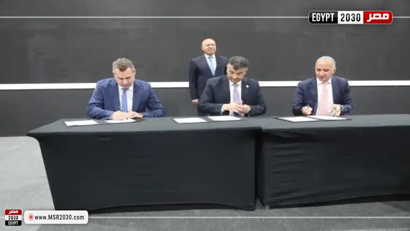 جانب من التوقيع