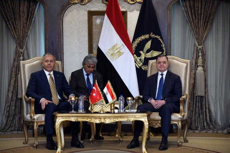 وزير الداخلية يستقبل نظيره التركي بالقاهرة لبحث التعاون الأمني المشترك