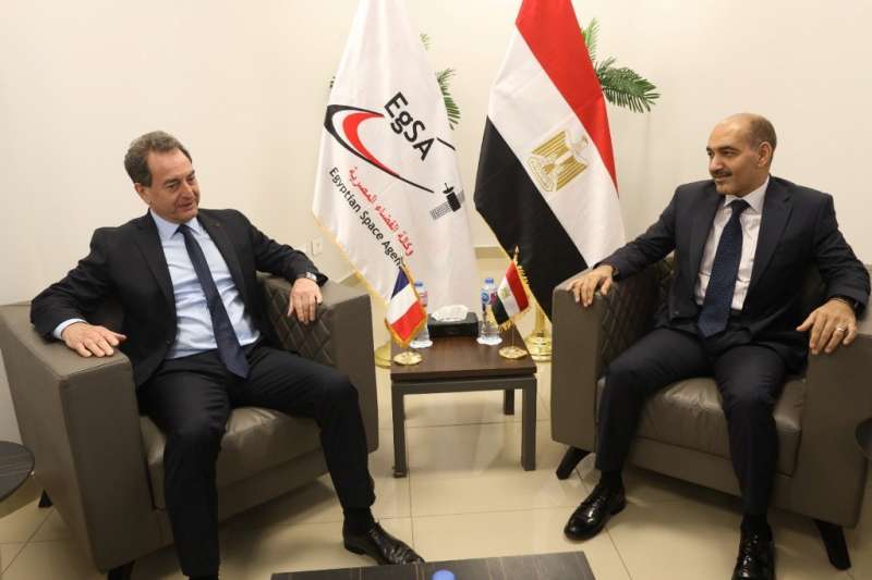 رئيس الوكالة المصرية خلال استقباله السفير الفرنسي بالقاهرة