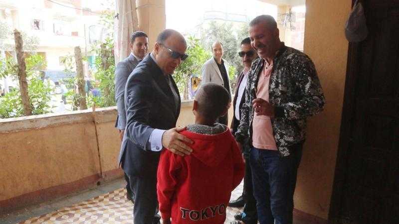 محافظ كفر الشيخ يستجيب لمواطن ويزور والده المريض في منزله