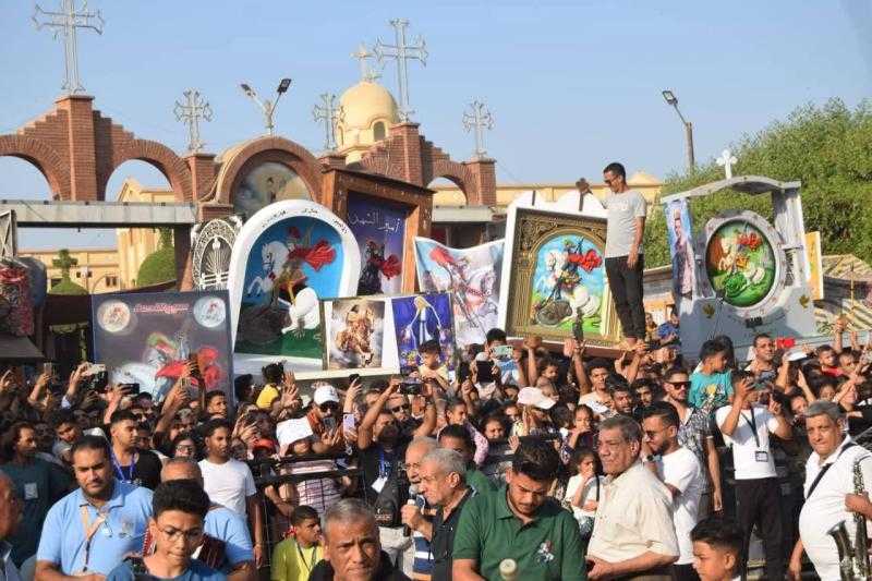 الآلاف يشاركون في زفة أيقونة الشهيد مارجرجس بدير الرزيقات بالأقصر