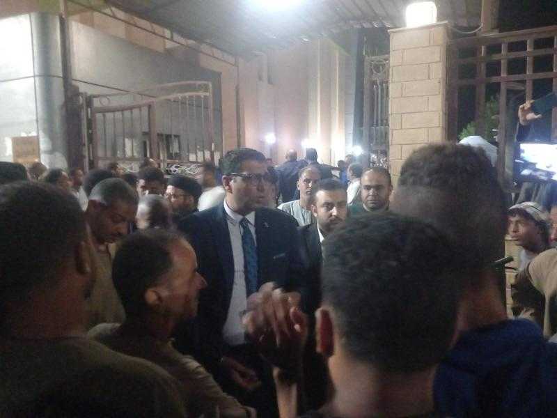 نائب محافظ الأقصر يتفقد مصابي حادث طريق إسنا ويطمئن على حالتهم الصحية