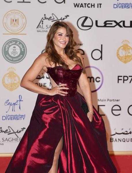 هيدي كرم تتألق بإطلالة ساحرة في افتتاح مهرجان القاهرة السينمائي الدولي