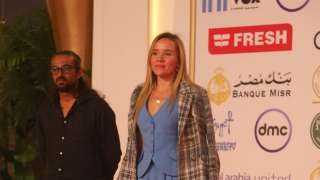 ”بينما نتنفس” يحط على السجادة الحمراء بالقاهرة في غياب نجومه