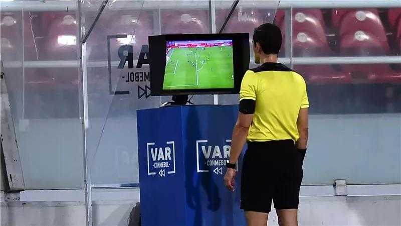 اتهامات واتهامات مضادة.. كريم رمزي يفتح النار على الكاف بسبب الـVAR