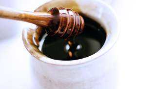 ماذا يحدث لجسمك عند تناول العسل الأسود