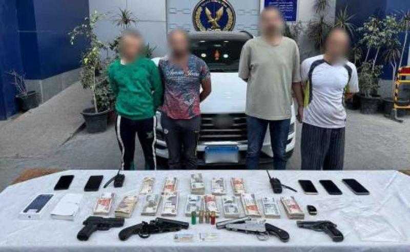 القبض على 4 أشخاص لسرقة رجل أعمال بالإكراه بالمقطم