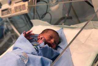 قصة أول طفل في العالم يولد بمساعدة الذكاء الاصطناعي