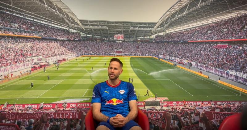 حارس لايبزيج يكشف رحلة تطور النادي الألماني من القاع إلى القمة