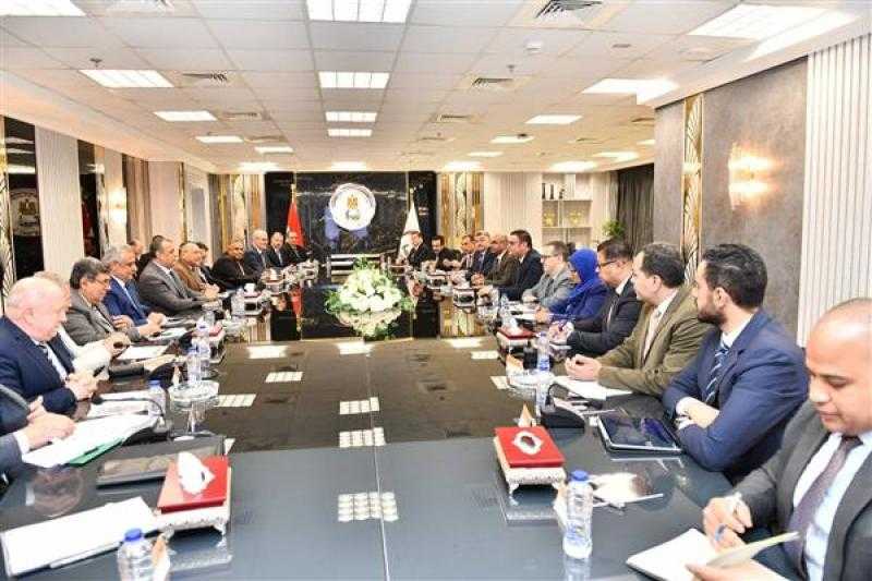 وزيرا الإنتاج الحربي والإسكان يبحثان مستجدات مشروعات المبادرة الرئاسية ”حياة كريمة”