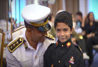 الداخلية تكرم أبناء شهداء الشرطة المتفوقين دراسيا الداخلية تكرم أبناء شهداء الشرطة المتفوقين دراسيا