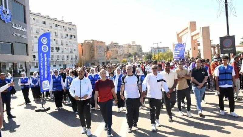 نائب محافظ أسوان يعطى إشارة البدء لماراثون المشى الخيرى