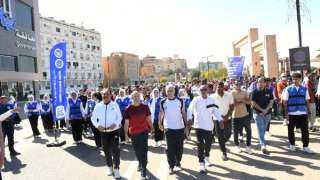 نائب محافظ أسوان يعطى إشارة البدء لماراثون المشى... نائب محافظ أسوان يعطى إشارة البدء لماراثون المشى الخيرى