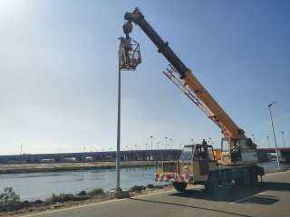 تركيب كشافات إنارة تعمل بالطاقة الشمسية على طريق... تركيب كشافات إنارة تعمل بالطاقة الشمسية على طريق ترعة السلام جنوب بورسعيد