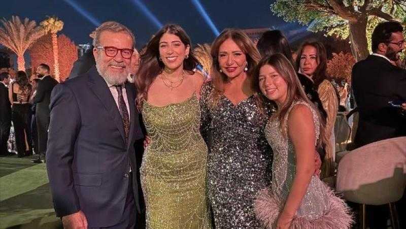 ليلى علوي بإطلالة جذابة من زفاف ابنة عمر عرفة