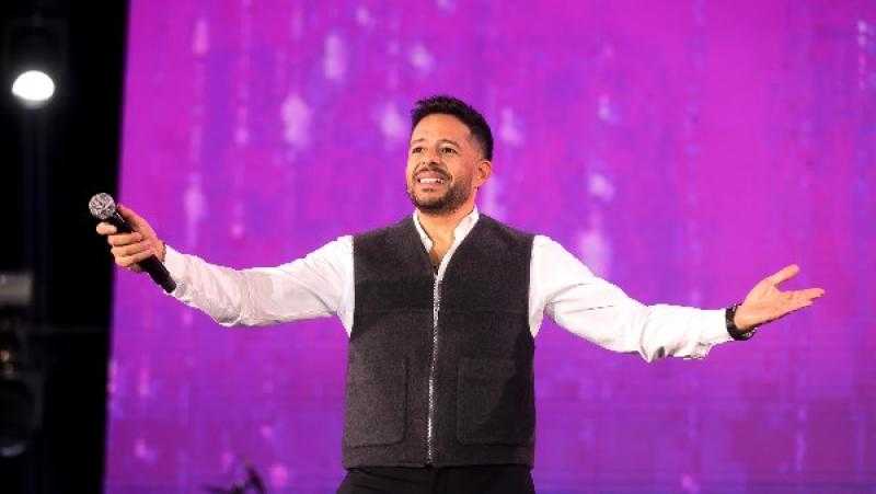 محمد حماقي يحيي حفلاً استعراضياً في الجلالة ويستعرض مسيرته الفنية