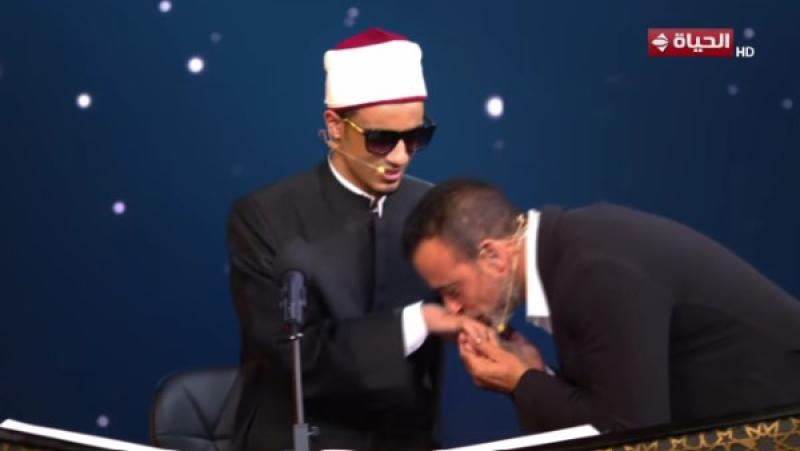 مصطفى حسني يقبِّل يد المتسابق محمد