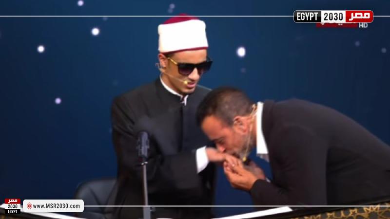 مصطفى حسني يقبِّل يد المتسابق محمد
