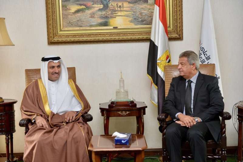 المهندس خالد عبدالعزيز والدكتور رمزان بن عبدالله النعيمي، وزير البحرين