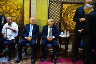 وزير الصناعة والنقل يشارك في عزاء نجم الزمالك... وزير الصناعة والنقل يشارك في عزاء نجم الزمالك السابق محمد صبري