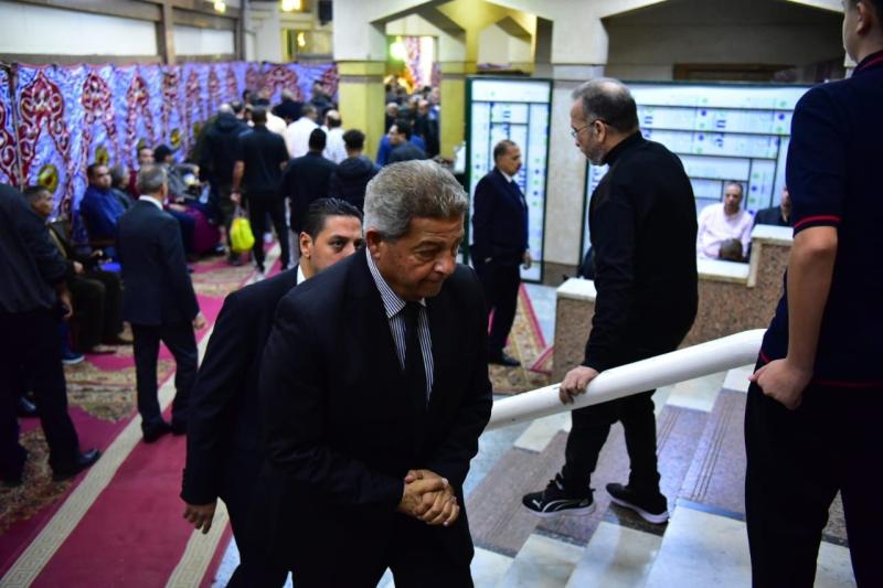 خالد عبد العزيز يحضر عزاء نجم الزمالك السابق محمد صبري