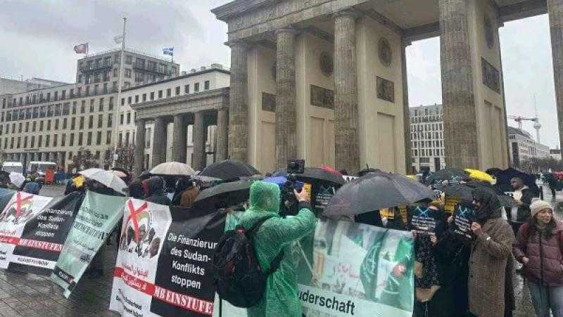 مظاهرات في ألمانيا وسويسرا ضد جماعة الإخوان والمطالبة بتصنيفها “منظمة إرهابية”