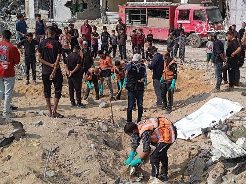 غزة.. دفن جثامين 14 شهيدًا بعد تعذر التعرف عليهم