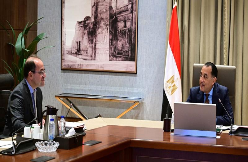 رئيس الوزراء مع وزير المالية