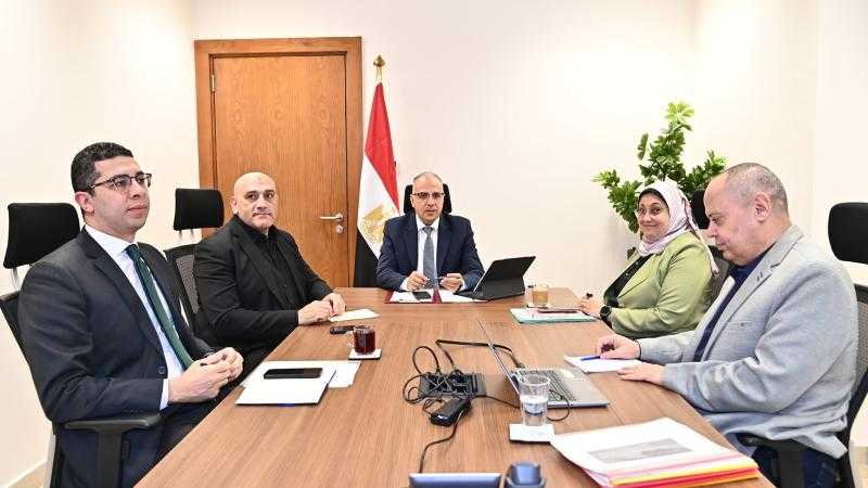 سويلم يتابع إجراءات تعزيز مبادئ الحوكمة والشفافية وتحسين دخول العاملين بوزارة الري