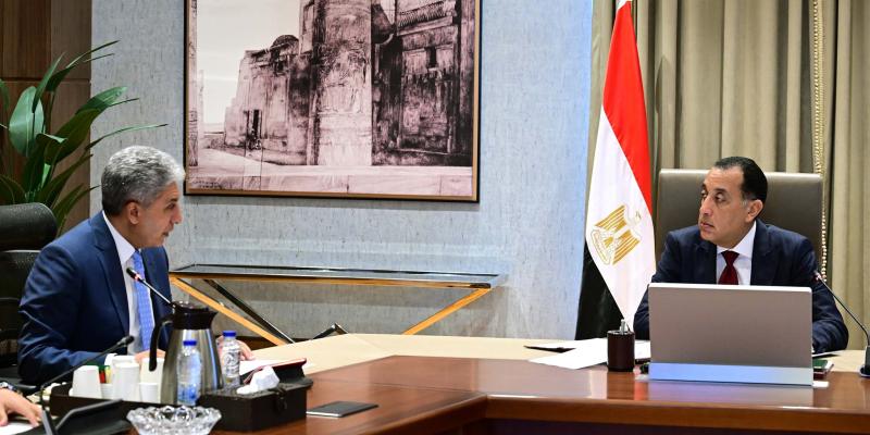 رئيس الوزراء خلال الاجتماع