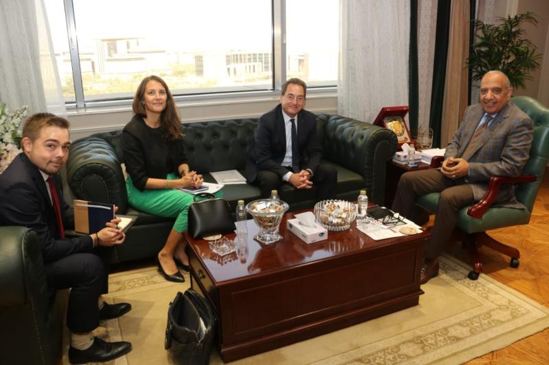 وزير الكهرباء يبحث مع سفير فرنسا بالقاهرة سبل تعزيز ودعم فرص بمشروعات الطاقات المتجددة